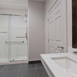 Queen Suite Roll Shower Mobilty or Hearing Accessible Non-Smoking
